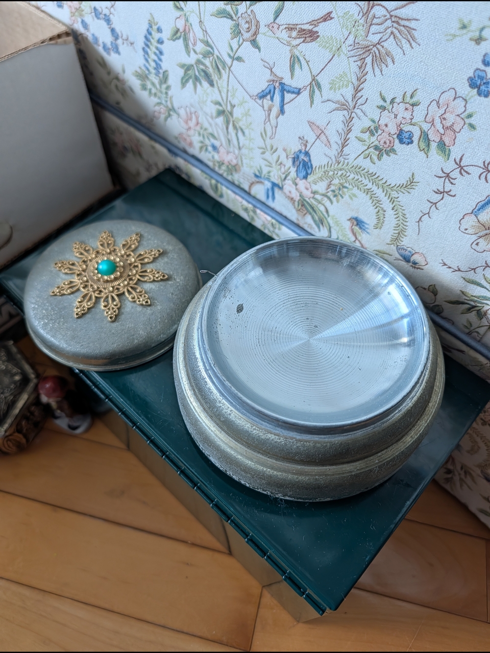 Vtg Musical Powder Container - Picture 4 of 8